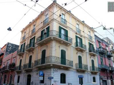 ...uno degli edifici pi� antichi si trova all�angolo con via Ravanas: si tratta di Palazzo Rava, disabitato da anni e per questo al centro di storie e leggende di fantasmi